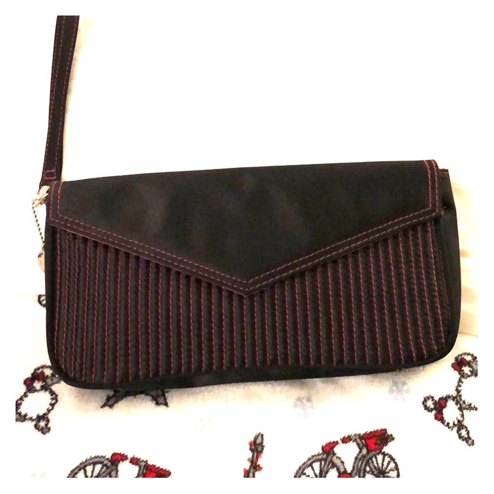 LULU black & fuschia wristlet